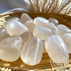 Selenita en grupo sobre cesta y logo